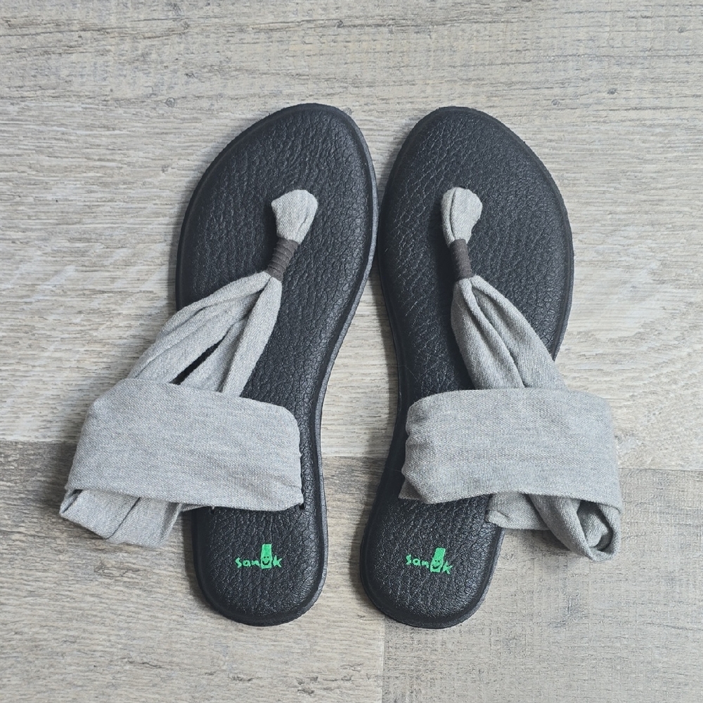 Sanuk Women's Black and Gray Sandals